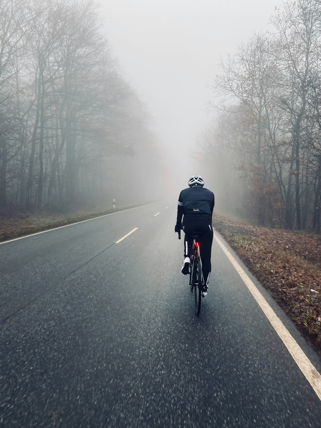 Fiets in de mist in de winter