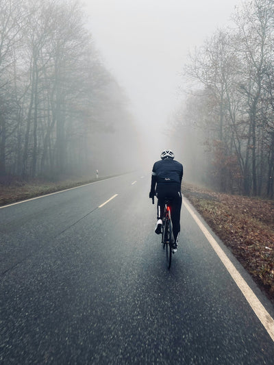 Fiets in de mist in de winter