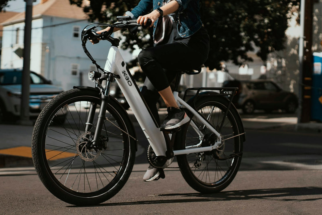 Fietser op een elektrische fiets in de stad