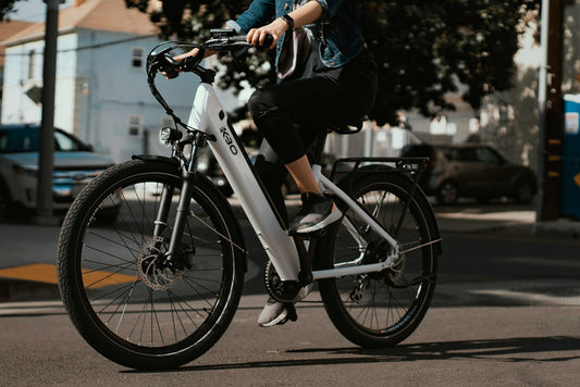Fietser op een elektrische fiets in de stad